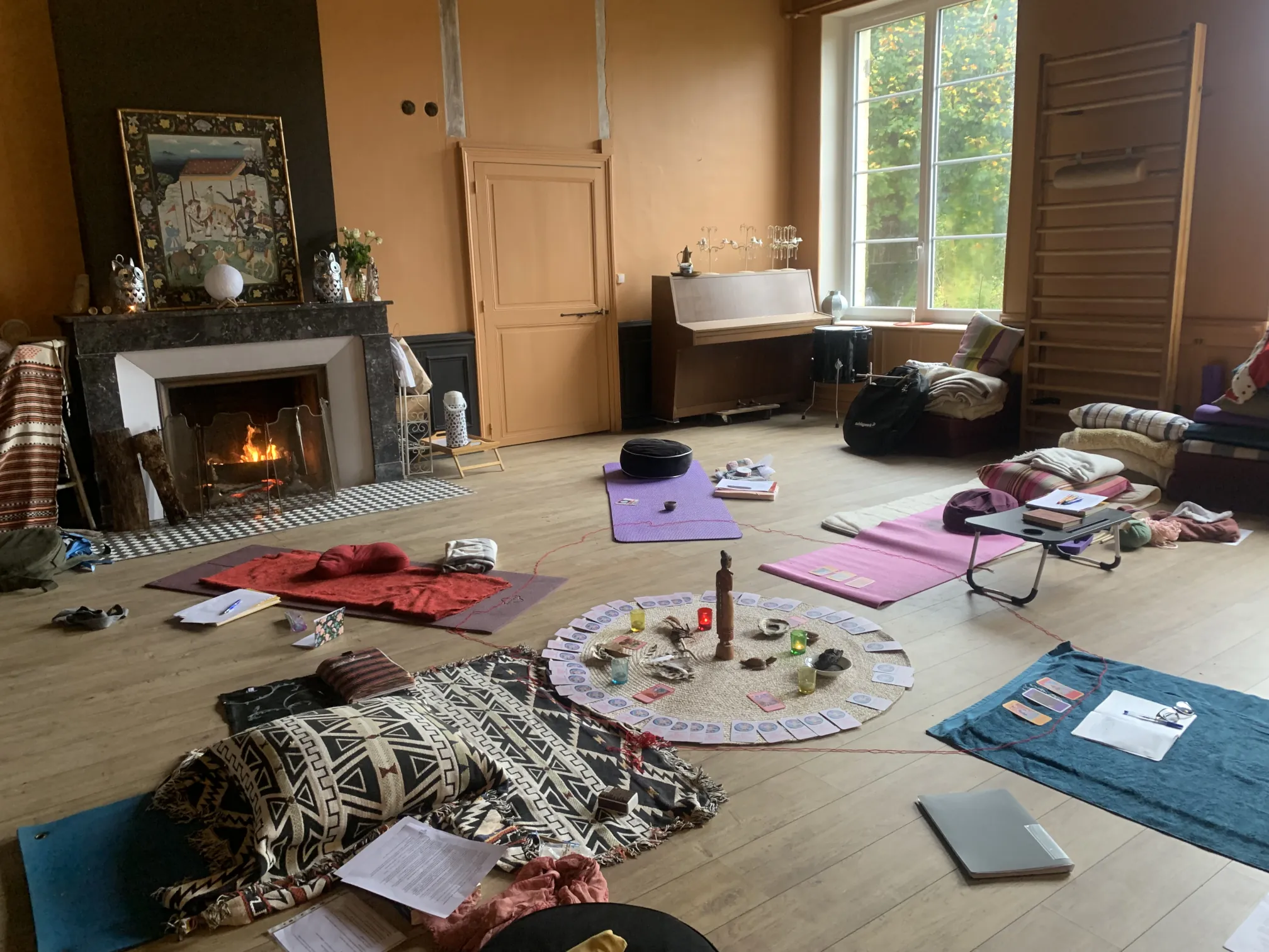 Salle lors d'une séance de yoga